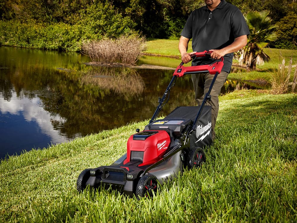 Tosaerba elettrico semovente M18 FUEL™ da 53 cm – Kit doppia batteria